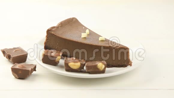 餐桌上的白色盘子上有巧克力芝士蛋糕视频的预览图