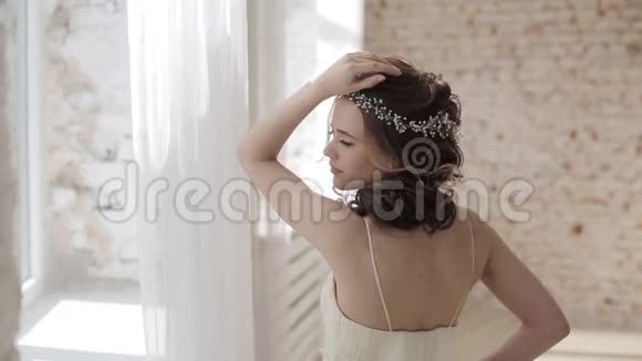 布吕内特新娘时尚白色婚纱化妆视频的预览图