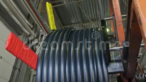 卷线卷管塑料水管厂制造在机器上制作塑料管的过程视频的预览图