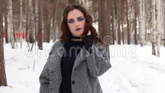 冬天森林里美丽的女孩视频的预览图