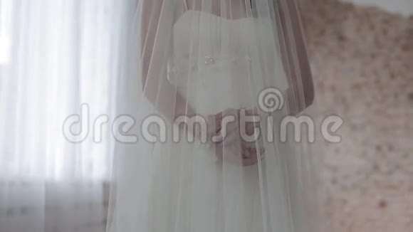 室内穿婚纱的美女新娘视频的预览图