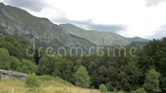 从罗卡诺附近的瑞士阿尔卑斯山顶可以看到夏季景色视频的预览图