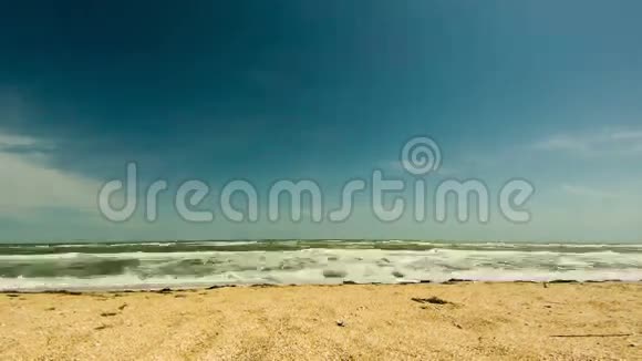 海岸的海滩和海浪视频的预览图