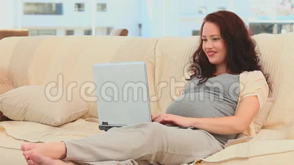 孕妇在她的笔记本电脑上工作视频的预览图