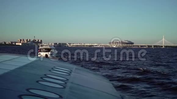 城市河流中的客船和游艇视频的预览图