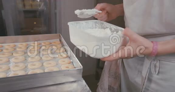 面包师在饼干上撒糖粉视频的预览图
