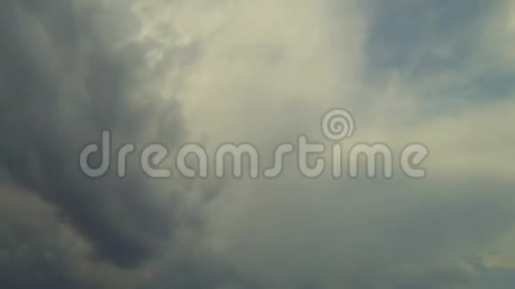 天空和云彩的景色视频的预览图