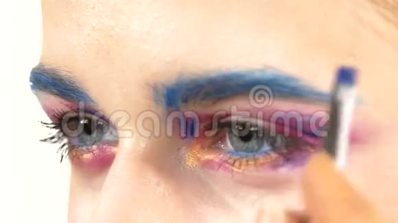 化妆师用眼影制作眼影视频的预览图