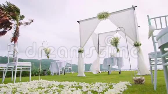 婚礼背景下的椅子视频的预览图