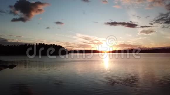 一艘小船和无人驾驶飞机在群岛上的夕阳俯瞰芬兰湾视频的预览图