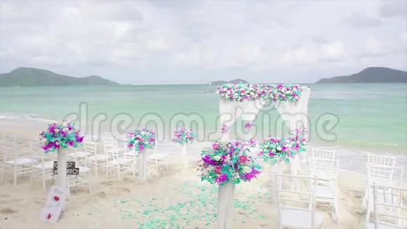 私人海滩上的婚礼视频的预览图