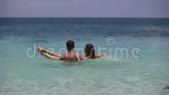 海水中的幸福夫妻视频的预览图
