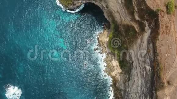 印尼巴厘岛努沙半岛的悬崖大海和海浪视频的预览图