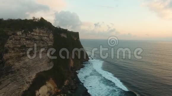 巴厘岛的洛基海岸线空中观景视频的预览图