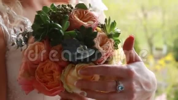 新娘双手捧着美丽的婚礼视频的预览图