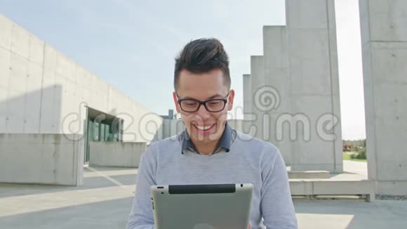 一个在外面用平板电脑的年轻人视频的预览图