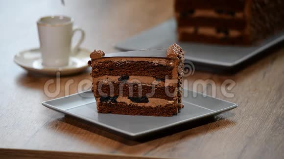 吃一块美味的巧克力蛋糕视频的预览图