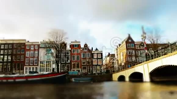在阿姆斯特丹从运河到街道拥有古老的弗拉米什房屋和桥梁的运河的慢镜头视频视频的预览图