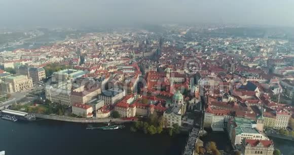 布拉格城堡上的全景城市的空中布拉格市景上的全景飞行视频的预览图