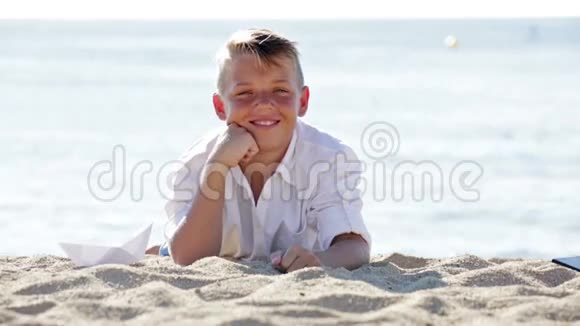 海滩上微笑男孩的肖像视频的预览图