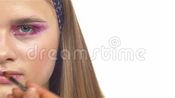 化妆师用眼影制作眼影视频的预览图
