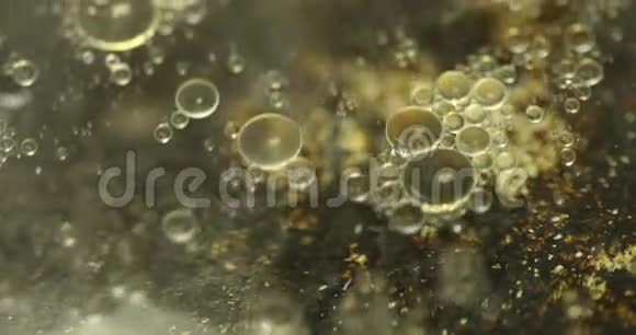 水中的油质视频的预览图