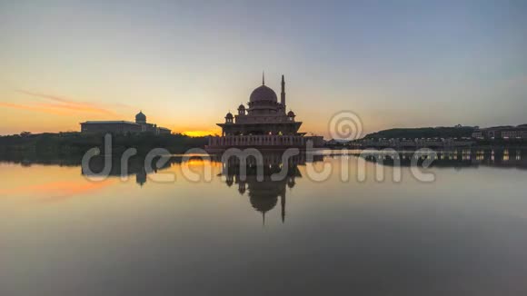 日出在普特拉清真寺普特拉贾亚马来西亚视频的预览图