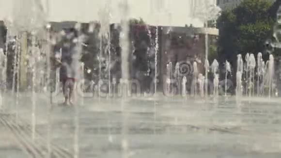 年轻的幸福夫妇在喷泉里跳舞视频的预览图