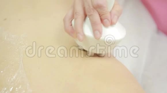 硬件美容女人在美容院做射频升降手术视频的预览图