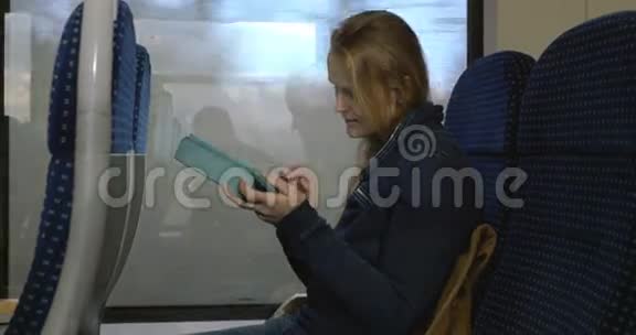 有平板电脑的女人坐火车视频的预览图