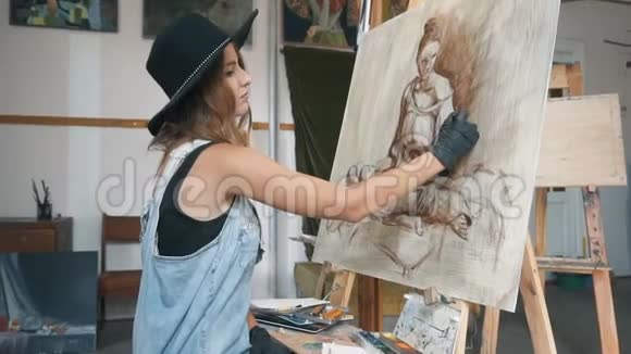 艺术女孩绘画妇女素描视频的预览图