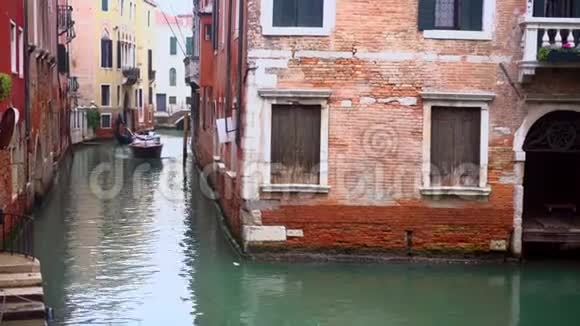 威尼斯海峡有古老的房屋和船只视频的预览图