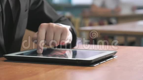 学生用电脑平板电脑看照片视频的预览图