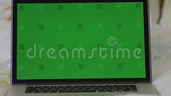 笔记本电脑与绿色屏幕在家里视频的预览图