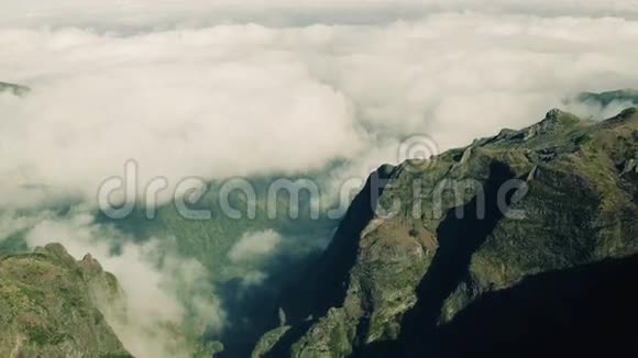 峡谷和山脉的空中云景视频的预览图