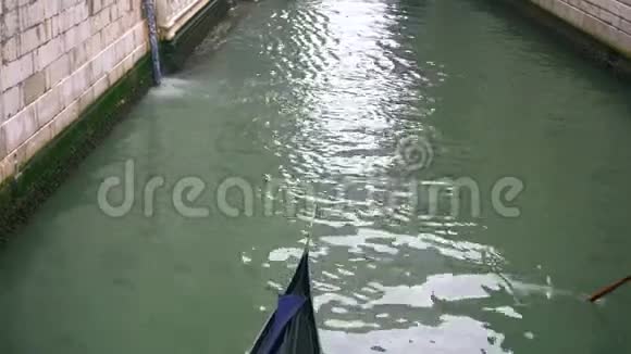 威尼斯海峡有古老的房屋和船只视频的预览图