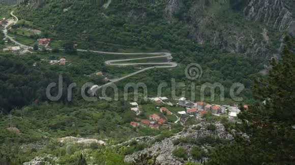 黑山山区的道路视频的预览图