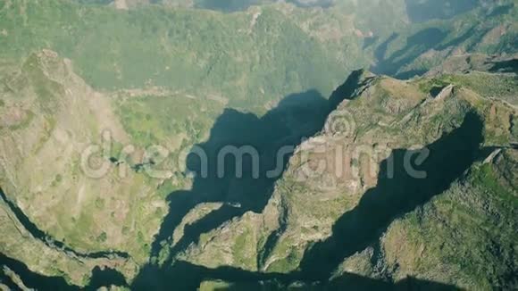 峡谷和山脉的空中云景视频的预览图