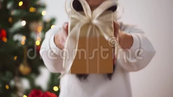 女人拿着圣诞礼物盒视频的预览图