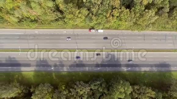 公路交通的鸟瞰图视频的预览图