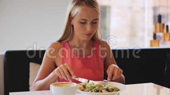 在餐馆吃咖啡的女人视频的预览图