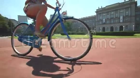 年轻的金发女人骑自行车视频的预览图