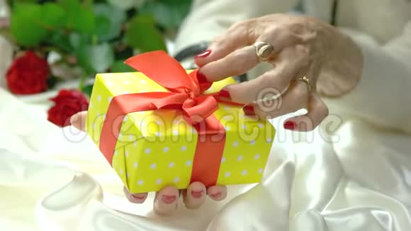 女性手中的黄色礼盒视频的预览图