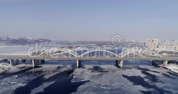 乌克兰基辅市的鸟瞰图有桥的第聂伯河达尔尼茨基大桥视频的预览图