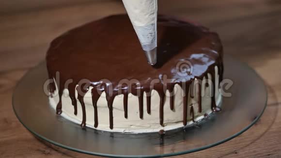 糖果商正在装饰巧克力蛋糕视频的预览图