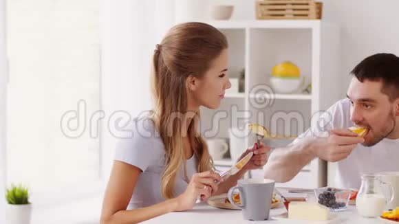 幸福夫妻在家吃早餐视频的预览图