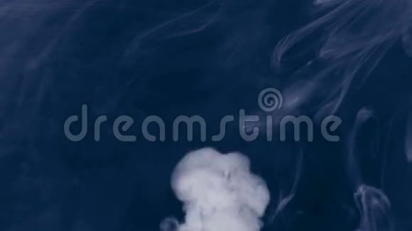 白色烟雾背景视频的预览图
