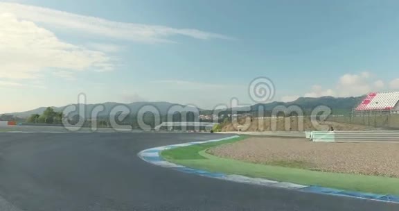 赛道的空中视野视频的预览图