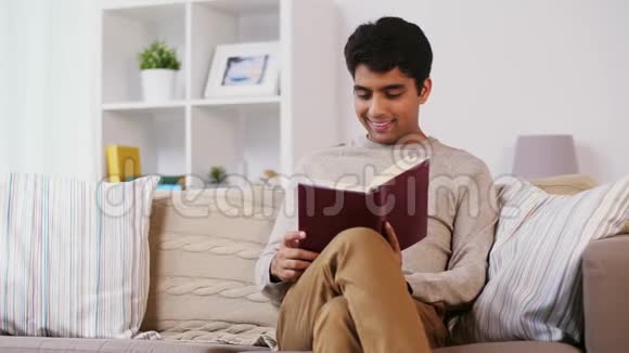 坐在沙发上看书的男人视频的预览图