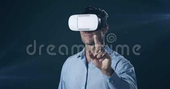 使用虚拟现实耳机和未来屏幕的人视频的预览图